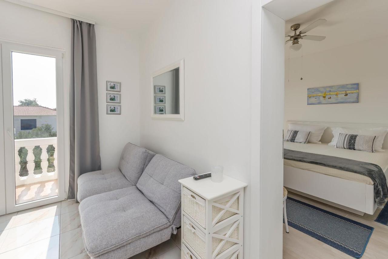 Apartments And Rooms On The Beach Водице Екстериор снимка