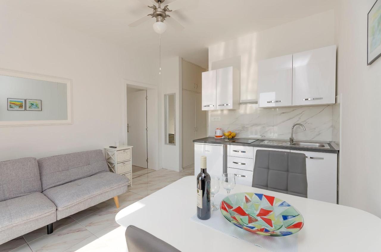 Apartments And Rooms On The Beach Водице Екстериор снимка