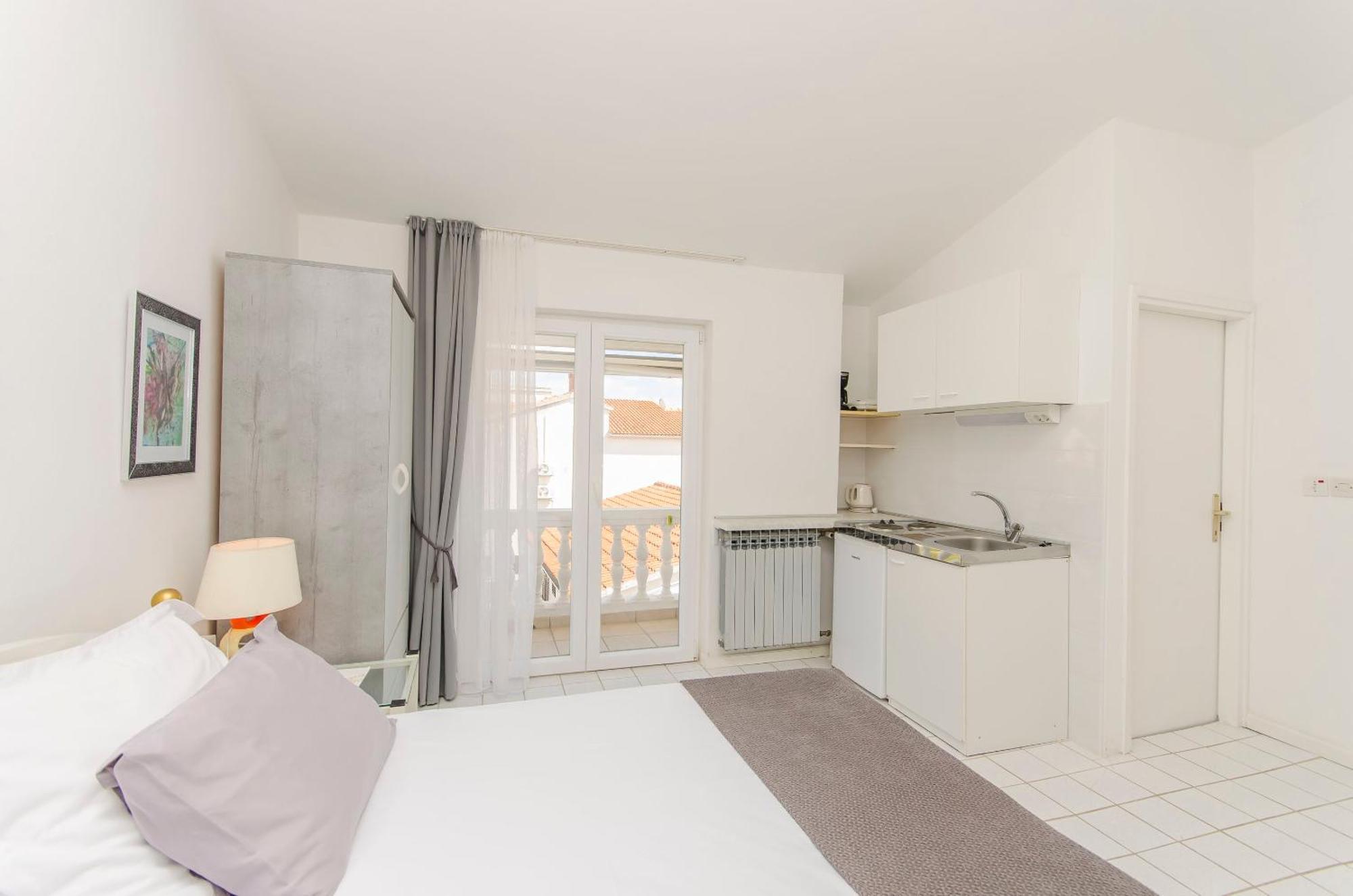 Apartments And Rooms On The Beach Водице Екстериор снимка